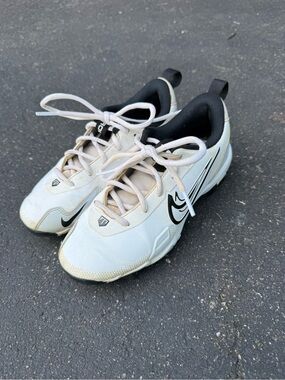 Nike Kids White and Black Low-Top baseball cleats